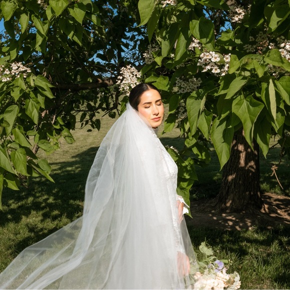 Cathedral wedding veil with blusher, light ivory - Picture 5 of 7